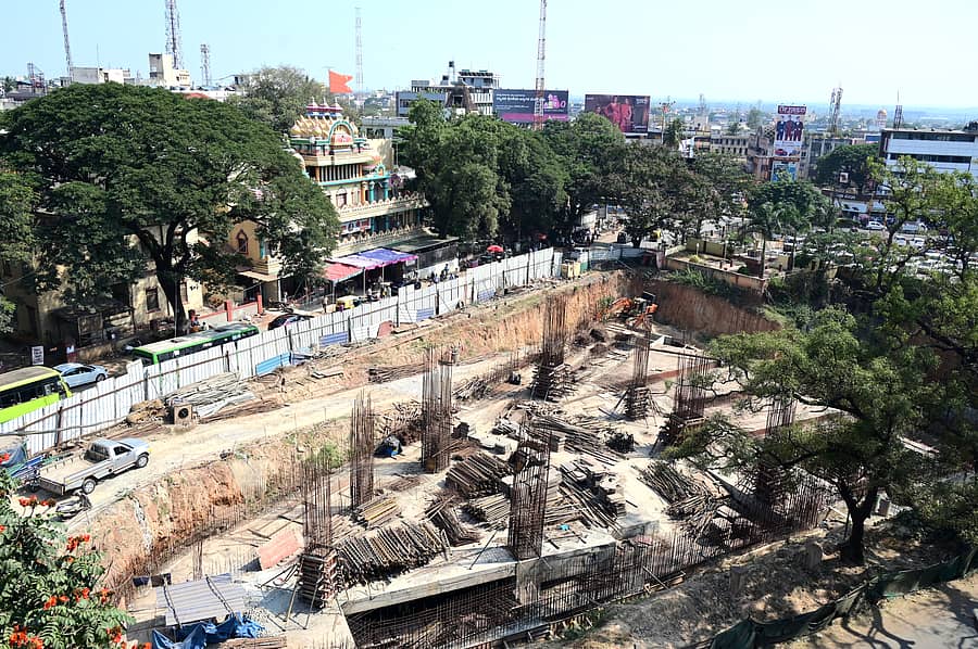 ಹುಬ್ಬಳ್ಳಿ ಹಳೇಕೋರ್ಟ್ ವೃತ್ತದ ಬಳಿ ನಿರ್ಮಾಣವಾಗುತ್ತಿರುವ ಬಹುಮಹಡಿ ಕಾರ್ ಪಾರ್ಕಿಂಗ್ ಕಟ್ಟಡದ ಕಾಮಗಾರಿ ಸ್ಥಗಿತವಾಗಿದೆ –ಪ್ರಜಾವಾಣಿ ಚಿತ್ರ: ಗೋವಿಂದರಾಜ ಜವಳಿ