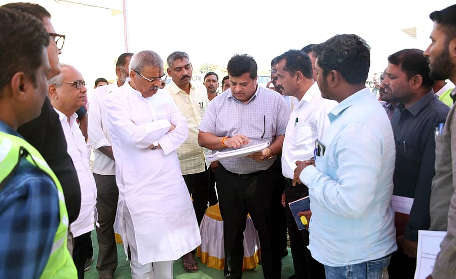 ಹೊರ್ತಿ ಸಮೀಪದ ಅಗಸನಾಳ ಬಳಿ ನಿರ್ಮಾಣಗೊಳ್ಳುತ್ತಿರುವ ಕೆರೆ ತುಂಬುವ ಯೋಜನೆಯ ಜಾಕ್ವೇಲ್ ನೀಲನಕ್ಷೆಯನ್ನು ಶಾಸಕ ಯಶವಂತರಾಯಗೌಡ ಪಾಟೀಲ ವೀಕ್ಷಿಸಿದರು