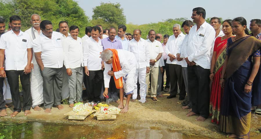 ಭರ್ತಿಯಾಗಿ ಕೋಡಿ ಬಿದ್ದ ಆನೆಮಡುವಿನ ಕೆರೆಗೆ ಮಂಗಳವಾರ ಬಾಗಿನ ಅರ್ಪಿಸಲಾಯಿತು. ಸಚಿವ ಕೆ.ವೆಂಕಟೇಶ್, ಶಾಸಕ ಸಿ.ಪುಟ್ಟರಂಗಶೆಟ್ಟಿ ಸೇರಿದಂತೆ ಗಣ್ಯರು ಭಾಗವಹಿಸಿದ್ದರು