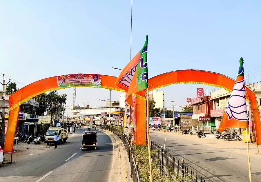 27ಎಸ್ಎಚ್ಪಿ 1: ಶಹಪುರ ನಗರಕ್ಕೆ ಭಾನುವಾರ ಬಿಜೆಪಿ ರಾಜ್ಯ ಘಟಕದ ಅಧ್ಯಕ್ಷ ಬಿ.ವೈ ವಿಜಯೇಂದ್ರ ಆಗಮನಕ್ಕಾಗಿ ಸಜ್ಜಾಗುತ್ತಿರುವ ಸ್ವಾಗತ ಕಮಾನು