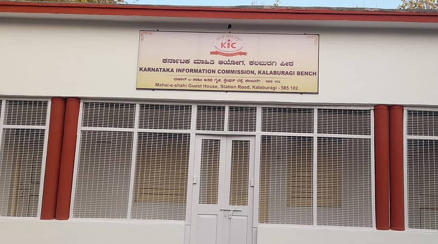 ಕಲಬುರಗಿಯ ರೈಲು ನಿಲ್ದಾಣದ ಬಳಿ ಇರುವ ಮಹಲ್– ಇ– ಶಾಹಿ ಅತಿಥಿಗೃಹದ ಆವರಣದಲ್ಲಿ ಆರಂಭವಾಗಿರುವ ಮಾಹಿತಿ ಆಯೋಗದ ಪೀಠದ ಕಚೇರಿ