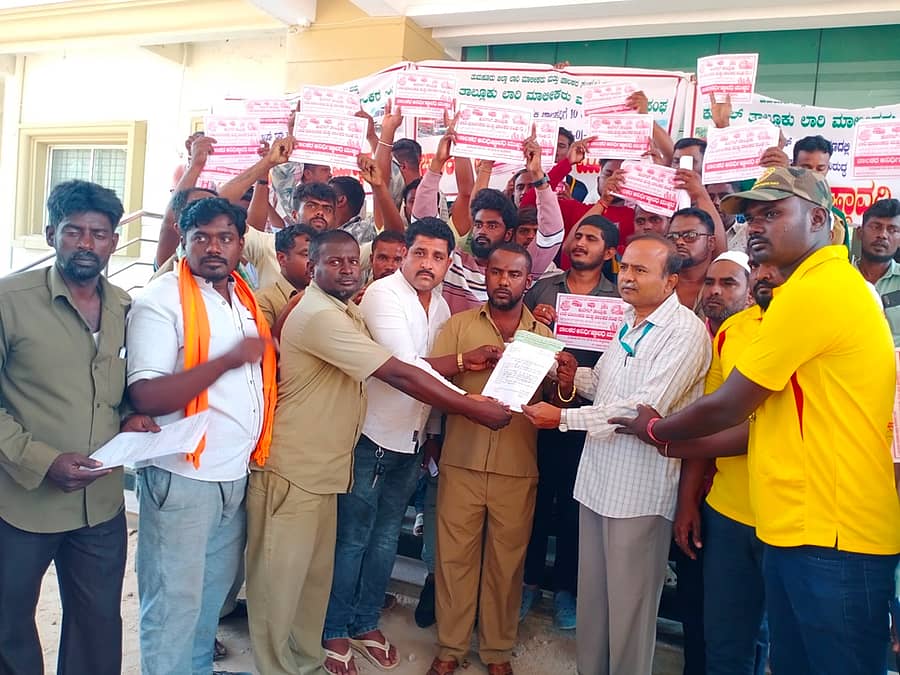 ಕುಣಿಗಲ್ ತಾಲ್ಲೂಕು ಕಚೇರಿ ಮುಂದೆ ಪ್ರತಿಭಟನೆ ನಡೆಸಿದ ಲಾರಿ, ಟ್ರಕ್ ಚಾಲಕರು ಉಪತಹಶೀಲ್ದಾರ್ ಯೋಗೀಶ್ ಅವರಿಗೆ ಮನವಿ ಸಲ್ಲಿಸಿದರು