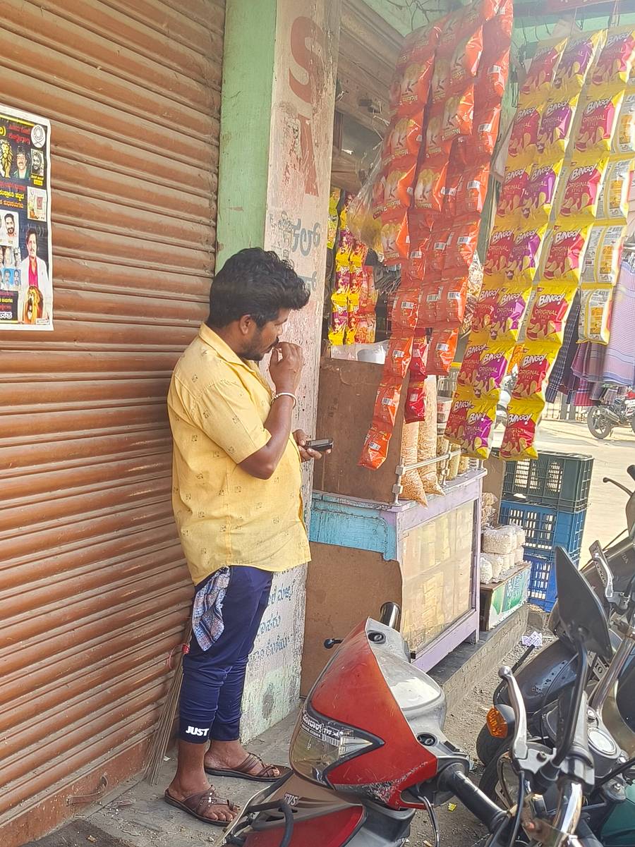 ಕೊಳ್ಳೇಗಾಲದ ಅಂಗಡಿಯೊಂದರಲ್ಲಿ ಬಳಿ ವ್ಯಕ್ತಿಯೊಬ್ಬರು ಧೂಮಪಾನ ಮಾಡುತ್ತಿರುವುದು