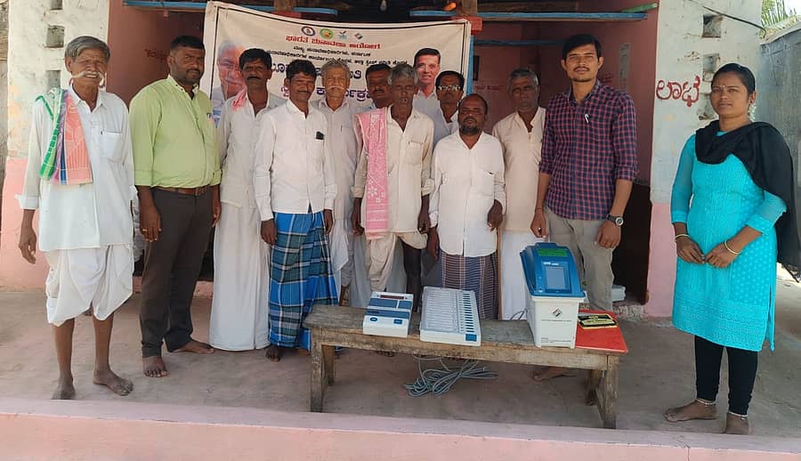 ಕನಕಗಿರಿ ತಾಲ್ಲೂಕಿನ ಹುಲಿಹೈದರ ಗ್ರಾಮದಲ್ಲಿ ಬುಧವಾರ ಇವಿಎಂ ಮಷೀನ್ ಬಗ್ಗೆ ಜಾಗೃತಿ ಮೂಡಿಸಲಾಯಿತು