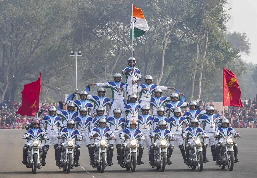 <div class="paragraphs"><p>ಲಖನೌನಲ್ಲಿ ಸೇನಾ ದಿನದ ಅಂಗವಾಗಿ&nbsp;ನಡೆದ ಕಾರ್ಯಕ್ರಮದಲ್ಲಿ ಯೋಧರು ಸಾಹಸ ಪ್ರದರ್ಶನ ಮಾಡಿದರು.</p></div>