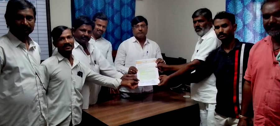 <div class="paragraphs"><p>ತಾವರಗೇರಾ ಪಟ್ಟಣ ಪಂಚಾಯಿತಿ ಮುಖ್ಯಾಧಿಕಾರಿ ನಭೀಸಾಬ ಅವರಿಗೆ ಸ್ಥಳೀಯ ಬುದ್ಧಂ, ಶರಣಂ, ಗಚ್ಛಾಮಿ ಸೇವಾ ಟ್ರಸ್ಟ್ ಪದಾಧಿಕಾರಿಗಳು ವಸತಿ ಯೋಜನೆಯ ಫಲಾನುಭವಿಗಳಿಗೆ ಹಕ್ಕುಪತ್ರ ನೀಡುವಂತೆ ಮನವಿ ಸಲ್ಲಿಸಿದರು</p></div>