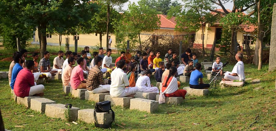 ಮೈಸೂರಿನ ಉತ್ತನಹಳ್ಳಿಯ ವಿಜಯಗಿರಿಯಲ್ಲಿರುವ ಭಾರತೀ ಯೋಗಧಾಮದಲ್ಲಿ ಭಾರತೀಯ ಗುರುಕುಲ ಮಾದರಿಯಲ್ಲಿ ಪಾಠ ಕೇಳುತ್ತಿರುವ ವಿದ್ಯಾರ್ಥಿಗಳು