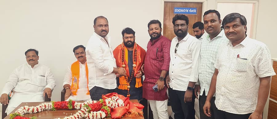 ವಿಜಯಪುರ ಜಿಲ್ಲಾ ಬಿಜೆಪಿ ಕಾರ್ಯಾಲಯದಲ್ಲಿ ನಡೆದ ಕಾರ್ಯಕ್ರಮದಲ್ಲಿ ಬಿಜೆಪಿ ಎಸ್.ಸಿ. ಮೋರ್ಚಾ ರಾಜ್ಯ ಪ್ರಧಾನ ಕಾರ್ಯದರ್ಶಿಯಾಗಿ ನೂತನವಾಗಿ ಆಯ್ಕೆಯಾದ ಉಮೇಶ ಕಾರಜೋಳ ಅವರನ್ನು ಪಕ್ಷದ ಕಾರ್ಯಕರ್ತರು ಸನ್ಮಾನಿಸಿದರು