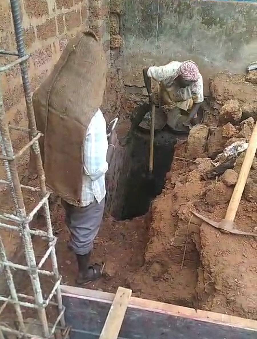 ಶಿರಸಿಯಲ್ಲಿ ಕಾರ್ಮಿಕರಿಬ್ಬರು ಶೌಚಗುಂಡಿ ಸ್ವಚ್ಛಗೊಳಿಸುತ್ತಿರುವುದು.