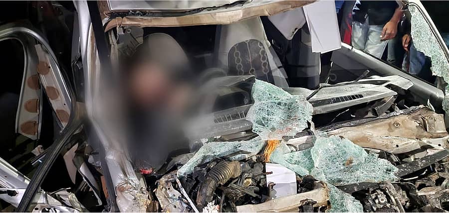 ದೊಡ್ಡಬಳ್ಳಾಪುರ ತಾಲ್ಲೂಕಿನ ತಹಸೀಹಳ್ಳಿ ಸಮೀಪ ಸೋಮವಾರ ಬೆಳಗಿನ ಜಾವ ನಡೆದಿರುವ ಅಪಘಾತದಲ್ಲಿ ನಜ್ಜುಗುಜ್ಜಾಗಿರುವ ಕಾರು