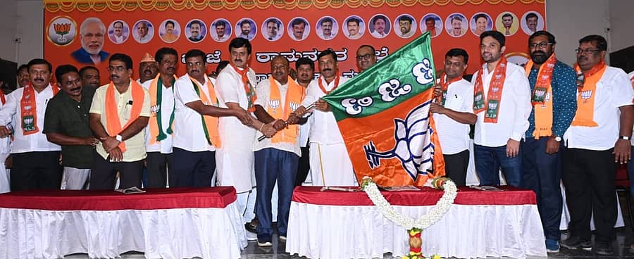 <div class="paragraphs"><p>ರಾಮನಗರದಲ್ಲಿ ಗುರುವಾರ ನಡೆದ ವಿಕಸಿತ ಭಾರತ ವೀಕ್ಷಣೆ ಮತ್ತು ರಾಮನಗರ ಜಿಲ್ಲಾ ಬಿಜೆಪಿ ಅಧ್ಯಕ್ಷರ ಪದಗ್ರಹಣ ಕಾರ್ಯಕ್ರಮದಲ್ಲಿ, ಹಿಂದಿನ ಅಧ್ಯಕ್ಷ ಹುಲುವಾಡಿ ದೇವರಾಜ್ ಅವರು ನೂತನ ಅಧ್ಯಕ್ಷ ಆನಂದಸ್ವಾಮಿ ಅವರಿಗೆ ಪಕ್ಷದ ಧ್ವಜ ನೀಡುವ ಮೂಲಕ, ಅಧಿಕಾರ ಹಸ್ತಾಂತರಿಸಿದರು.</p></div>