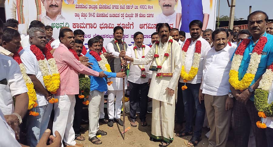 ಹೊಸಕೋಟೆ ಚಿಂತಾಮಣಿ ರಸ್ತೆಯ ಮರುಡಾಂಬರೀಕರಣಕ್ಕೆ ಸಂಸದ ಬಿ.ಎನ್.ಬಚ್ಚೇಗೌಡ, ಶಾಸಕ ಶರತ್ ಬಚ್ಚೇಗೌಡ ಭೂಮಿಪೂಜೆ ನೆರವೇರಿಸಿದರು