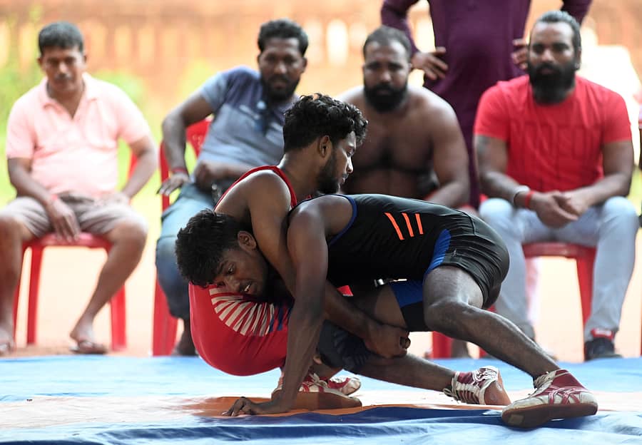 ಲೋಕಯ್ಯ ಶೆಟ್ಟಿ ಸ್ಮಾರಕ ಪುರುಷರ ಕುಸ್ತಿ ಟೂರ್ನಿಯ 57 ಕೆಜಿ ವಿಭಾಗದ ಫೈನಲ್ನಲ್ಲಿ ಅಜಿತ್ ಹಾಗೂ ರಂಗನಾಥ್ ನಡುವಿನ ಸೆಣಸಾಟ – ಪ್ರಜಾವಾಣಿ ಚಿತ್ರ