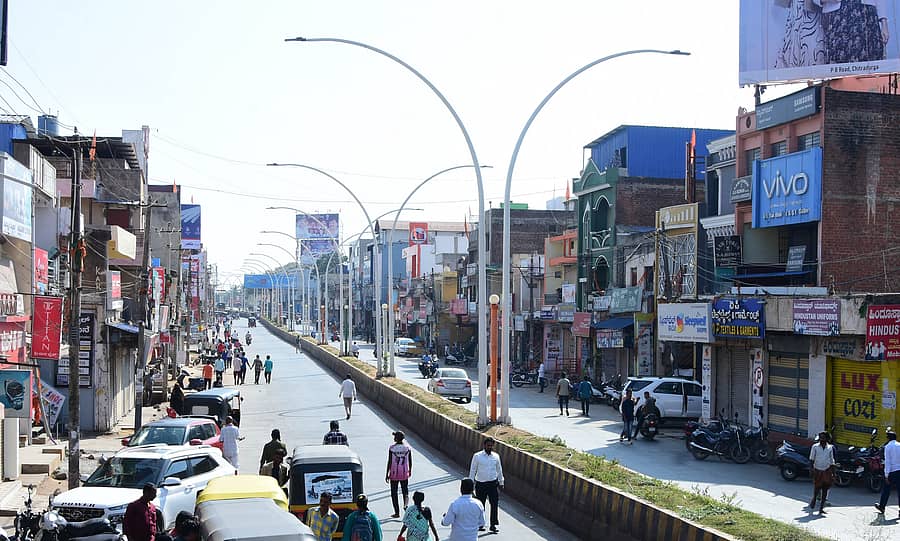 ಬಂದ್ ಅಂಗವಾಗಿ ಚಿತ್ರದುರ್ಗದ ಬಿ.ಡಿ.ರಸ್ತೆಯ ಅಂಗಡಿಗಳು ಬಾಗಿಲು ಮುಚ್ಚಿದ್ದವು. ಸಾರಿಗೆ ಸಂಚಾರ ಸ್ಥಗಿತಗೊಂಡಿದ್ದರಿಂದ ಜನರು ಕಾಲ್ನಡಿಗೆಯಲ್ಲಿ ಸಾಗಿದರು