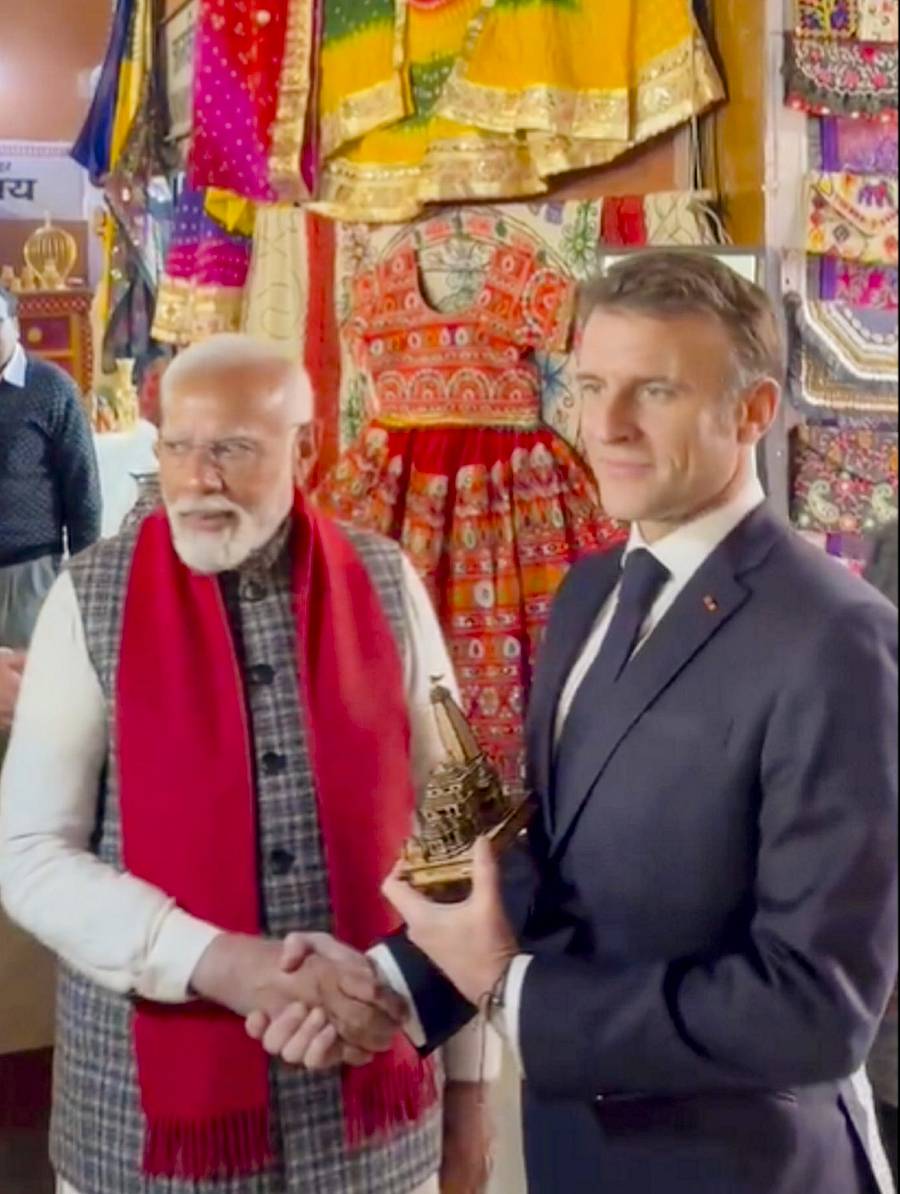 <div class="paragraphs"><p>ಜೈಪುರದ ಅಂಗಡಿಯೊಂದರ ಬಳಿ ಪ್ರಧಾನಿ ನರೇಂದ್ರ ಮೋದಿ ಅವರು ಫ್ರಾನ್ಸ್ ಅಧ್ಯಕ್ಷ ಇಮ್ಯಾನುಯೆಲ್ ಮ್ಯಾಕ್ರನ್ ಅವರಿಗೆ ಅಯೋಧ್ಯೆ ರಾಮಮಂದಿರದ ಪ್ರತಿಕೃತಿಯನ್ನು ಉಡುಗೊರೆಯಾಗಿ ನೀಡಿದರು</p></div>