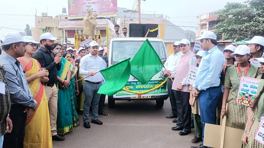 ರಾಷ್ಟ್ರೀಯ ಹೆಣ್ಣು ಮಕ್ಕಳ ದಿನಾಚರಣೆ ಅಂಗವಾಗಿ ಬೀದರ್‌ನಲ್ಲಿ ಹಮ್ಮಿಕೊಂಡಿದ್ದ ಜನಜಾಗೃತಿ ಜಾಥಾಕ್ಕೆ ಜಿಲ್ಲಾ ಪಂಚಾಯಿತಿ ಮುಖ್ಯ ಕಾರ್ಯನಿರ್ವಾಹಕ ಅಧಿಕಾರಿ ಡಾ. ಗಿರೀಶ ಬದೋಲೆ ಹಸಿರು ನಿಶಾನೆ ತೋರಿದರು