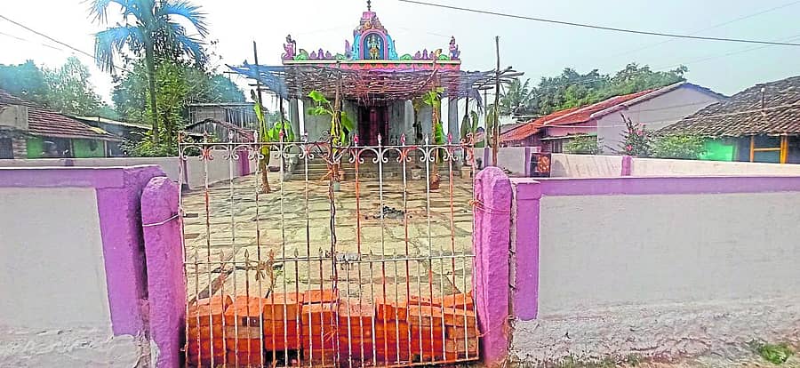 <div class="paragraphs"><p>ಗೇರುಮರಡಿ ಗೊಲ್ಲರಹಟ್ಟಿಯಲ್ಲಿರುವ ಕಂಬದ ರಂಗನಾಥಸ್ವಾಮಿ ದೇಗುಲಕ್ಕೆ ಬೀಗ ಹಾಕಲಾಗಿದೆ</p></div>