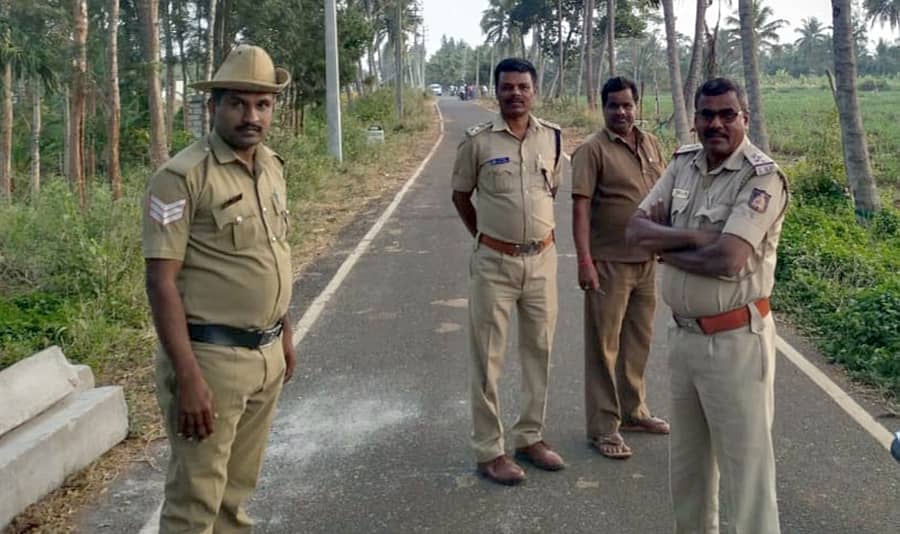 ಶ್ರೀರಂಗಪಟ್ಟಣ ತಾಲ್ಲೂಕಿನ ಮಹದೇವಪುರ ಬಳಿ ಹುಲಿ ಕಾಣಿಸಿಕೊಂಡಿರುವ ಹಿನ್ನೆಲೆಯಲ್ಲಿ ಪೊಲೀಸರು ಮತ್ತು ಅರಣ್ಯ ಇಲಾಖೆ ಅಧಿಕಾರಿಗಳು ಸ್ಥಳದಲ್ಲೇ ಬೀಡು ಬಿಟ್ಟಿದ್ದಾರೆ