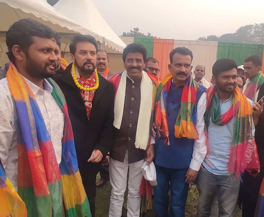 ಕೇಂದ್ರ ಮಾಹಿತಿ ಮತ್ತು ಪ್ರಸಾರ ಸಚಿವ ಅನುರಾಗ ಸಿಂಗ್ ಠಾಕೂರ್‌ ಜತೆಗೆ ಗದುಗಿನ ಕಾವೆಂಶ್ರೀ (ಬಲದಿಂದ ಎರಡನೇಯವರು)