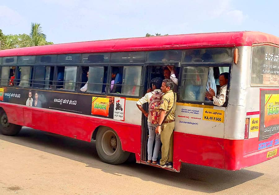 ವಿಜಯಪುರ–ಬೆಂಗಳೂರು ನಡುವೆ ಸಂಚಾರಿಸುವ ಬಸ್ಸಿನಲ್ಲಿ ಪ್ರಯಾಣಿಕರೊಂದಿಗೆ ನಿರ್ವಾಹಕರೂ ಬಾಗಿಲಲ್ಲಿ ನಿಂತುಕೊಂಡು ಪ್ರಯಾಣಿಸುತ್ತಿರುವುದು