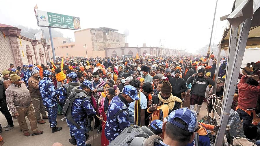 <div class="paragraphs"><p>ಭಕ್ತರ ದಂಡು</p></div>