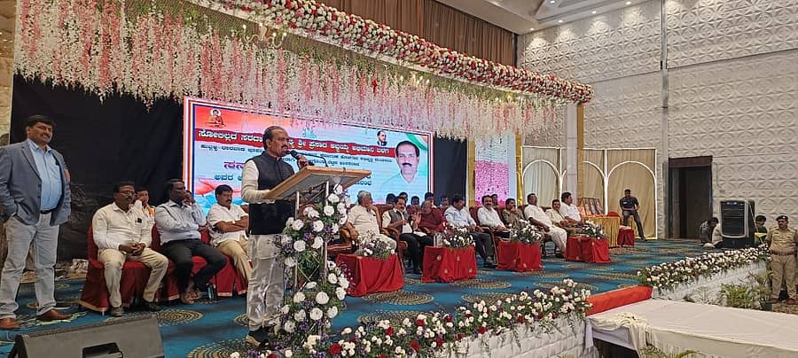 ಬೆಂಗಳೂರಿನ ಅರಮನೆ ಮೈದಾನದಲ್ಲಿ ಏರ್ಪಡಿಸಿದ್ದ ಅಭಿನಂದನಾ ಸಮಾರಂಭದಲ್ಲಿ ಶಾಸಕ, ಕರ್ನಾಟಕ ಕೊಳೆಗೇರಿ ಅಭಿವೃದ್ಧಿ ಮಂಡಳಿ ಅಧ್ಯಕ್ಷ ಪ್ರಸಾದ ಅಬ್ಬಯ್ಯ ಮಾತನಾಡಿದರು