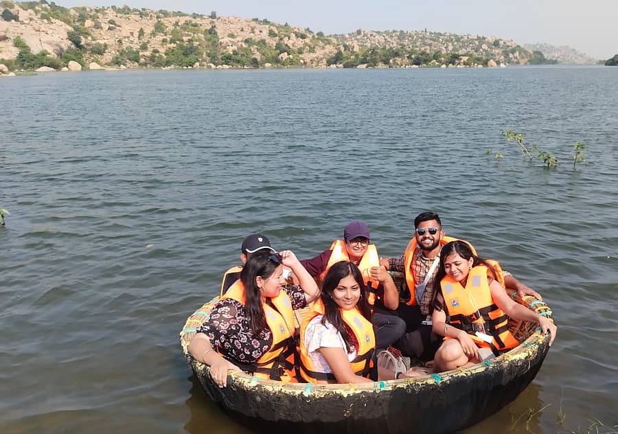 ಗಂಗಾವತಿ ತಾಲ್ಲೂಕಿನ ಸಾಣಾಪುರ ಕೆರೆಯಲ್ಲಿ ಪ್ರವಾಸಿಗರು ತೆಪ್ಪದಲ್ಲಿ ಹೊರಟಿರುವುದು