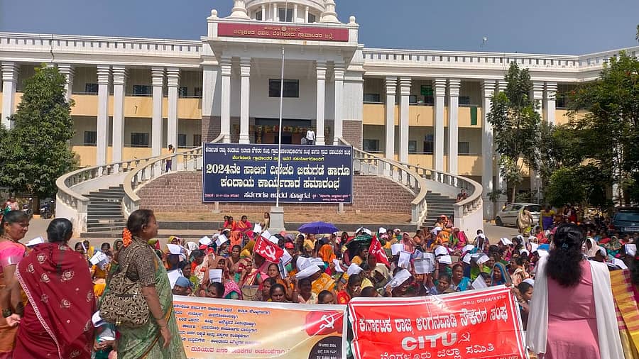 ದೇವನಹಳ್ಳಿಯ ಬೀರಸಂದ್ರದಲ್ಲಿರುವ ಜಿಲ್ಲಾಡಳಿತ ಭವನದ ಮುಂದೆ ವಿವಿಧ ಬೇಡಿಕೆಗಳ ಈಡೇರಿಕೆಗಾಗಿ ಸಿಐಟಿಯು ವತಿಯಿಂದ ಪ್ರತಿಭಟನೆ ನಡೆಯಿತು