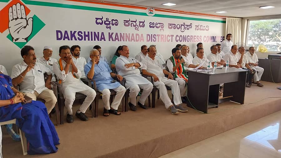 ಮಂಗಳೂರಿನಲ್ಲಿ ಶುಕ್ರವಾರ ನಡೆದ ಕಾಂಗ್ರೆಸ್ ಕಾರ್ಯಕರ್ತರ ಸಮಾವೇಶದ ಪೂರ್ವಭಾವಿ ಸಭೆಯಲ್ಲಿ ಕೆಪಿಸಿಸಿ ಕಾರ್ಯಾಧ್ಯಕ್ಷ ಸಲೀಂ ಅಹ್ಮದ್ ಮಾತನಾಡಿದರು