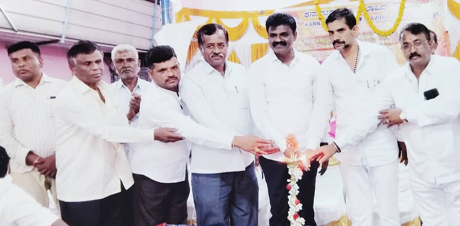 ತುಮಕೂರು ತಾಲ್ಲೂಕಿನ ಗೂಳೇಹರವಿಯಲ್ಲಿ ಈಚೆಗೆ ಕಲಾವಿದರ ಒಕ್ಕೂಟದಿಂದ ಸಾಂಸ್ಕೃತಿಕ ಮಹೋತ್ಸವ ಹಮ್ಮಿಕೊಳ್ಳಲಾಗಿತ್ತು. ಒಕ್ಕೂಟದ ರಾಜ್ಯ ಘಟಕದ ಅಧ್ಯಕ್ಷ ವೀರೇಶಪ್ರಸಾದ್, ಜಿಲ್ಲಾ ಘಟಕದ ಅಧ್ಯಕ್ಷ ಜಿ.ಬಿ.ಸಿದ್ದರಾಮಣ್ಣ, ಮುಖಂಡರಾದ ಎಸ್.ಪಿ.ಚಿದಾನಂದ್, ಡಾ.ಹಿರೇಮಠ, ಡಿ.ಕೆಂಪಣ್ಣ ಇತರರು ಉಪಸ್ಥಿತರಿದ್ದರು