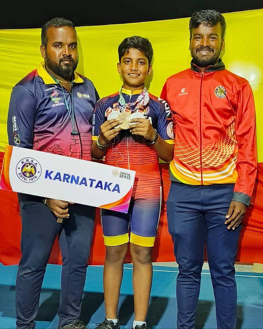 ತರಬೇತುದಾರರಾದ ನಾಗೇಶ್.ಸಿ.ಎಂ ಮತ್ತು ಮಧುಚಂದ್ರ ಅವರೊಂದಿಗೆ ಸೂರಜ್ ಸ್ವೈನ್