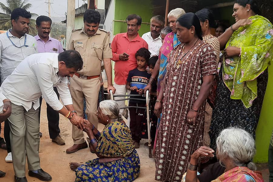 ಮಾಗಡಿ ಜನಸಂಪರ್ಕ ಸಭೆ ಅಂಗವಾಗಿ ಬಸವೇನಹಳ್ಳಿ ಕಾಡುಗೊಲ್ಲರ ಹಟ್ಟಿಗೆ ಭೇಟಿ ನೀಡಿದ್ದ ಶಾಸಕ ಎಚ್.ಸಿ.ಬಾಲಕೃಷ್ಣ ಕಾಡುಗೊಲ್ಲರ ಸಮಸ್ಯೆಗಳನ್ನು ಆಲಿಸಿದರು