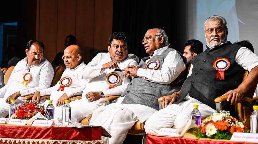 <div class="paragraphs"><p>ಎಚ್ಕೆಇ ಸೊಸೈಟಿಯ ಎಂಆರ್ಎಂಸಿ ವೈದ್ಯಕೀಯ ಕಾಲೇಜಿನ ವಿದ್ಯಾರ್ಥಿಗಳ ಚಟುವಟಿಕೆ ಕೇಂದ್ರದ (ಸ್ಯಾಕ್) ಉದ್ಘಾಟನೆ ಕಾರ್ಯಕ್ರಮದಲ್ಲಿ ಸಚಿವ ಎಂ.ಬಿ.ಪಾಟೀಲ, ಎಐಸಿಸಿ ಅಧ್ಯಕ್ಷ ಮಲ್ಲಿಕಾರ್ಜನ ಖರ್ಗೆ ಅವರು ಮಾತುಕತೆ ನಡೆಸಿದರು. </p></div>