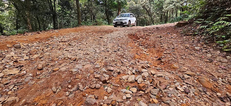 ರಾಣಿಝರಿಗೆ ತೆರಳುವ ರಸ್ತೆ ಹಾಳಾಗಿರುವುದು