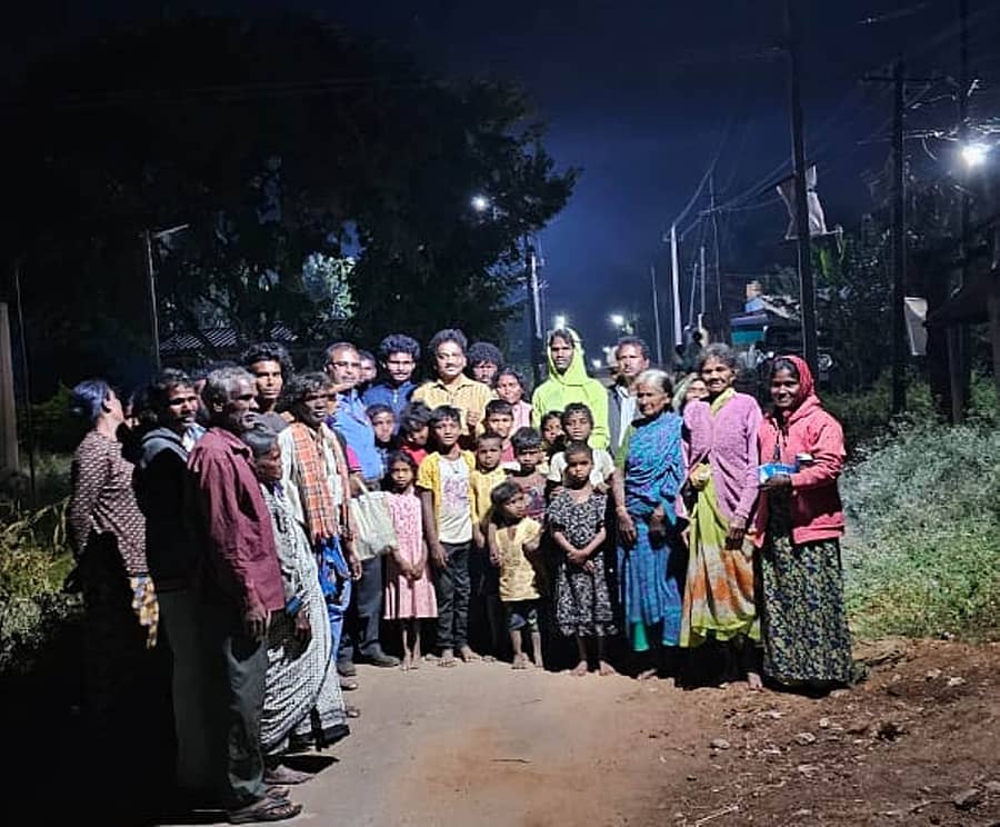 ಹುಣಸೂರು ತಾಲ್ಲೂಕಿನ ಬಿಲ್ಲೇನಹೊಸಹಳ್ಳಿ ಹಾಡಿಯಲ್ಲಿ ಅಳವಡಿಸಿದ ಸೌರ ವಿದ್ಯುತ್ ದೀಪಗಳ ಬೆಳಕಿನಲ್ಲಿ ಗಿರಿಜನರು