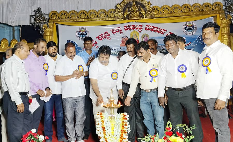 ಅಂಕೋಲಾದಲ್ಲಿ ನಡೆದ ಹರಿಕಂತ್ರ ಮಹಾಜನ ಸಂಘದ 18ನೇ ವರ್ಷದ ಜಿಲ್ಲಾಮಟ್ಟದ ಸಮಾವೇಶವನ್ನು ಜಿಲ್ಲಾ ಉಸ್ತುವಾರಿ ಸಚಿವ ಮಂಕಾಳ ವೈದ್ಯ ಉದ್ಘಾಟಿಸಿದರು