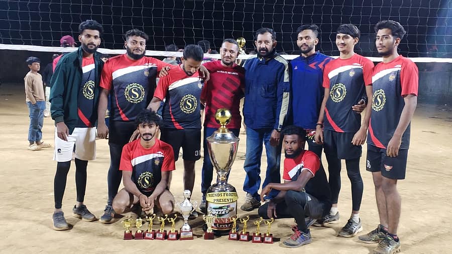 ನಾಪೋಕ್ಲುವಿನ ಫ್ರೆಂಡ್ಸ್ ಫಾರೆವರ್ ವತಿಯಿಂದ ಆಯೋಜಿಸಲಾಗಿದ ಹೊನಲು ಬೆಳಕಿನ ನಾಲ್ಕು ನಾಡು ವಾಲಿಬಾಲ್ ಪ್ರೀಮಿಯರ್ ಲೀಗ್ ಟೂರ್ನಿಯಲ್ಲಿ ಪ್ರಶಸ್ತಿ ಮುಡಿಗೇರಿಸಿಕೊಂಡ ಕೆಕೆಆರ್ ತಂಡ