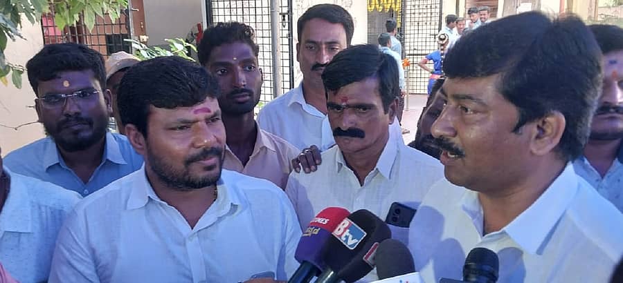 ಕೋಲಾರದಲ್ಲಿ ಗುರುವಾರ ಶಾಸಕ ಕೊತ್ತೂರು ಮಂಜುನಾಥ್ ಹಾಗೂ ವಿಧಾನ ಪರಿಷತ್ ಸದಸ್ಯ ಎಂ.ಎಲ್.ಅನಿಲ್ ಕುಮಾರ್ ಸುದ್ದಿಗಾರರೊಂದಿಗೆ ಮಾತನಾಡಿದರು