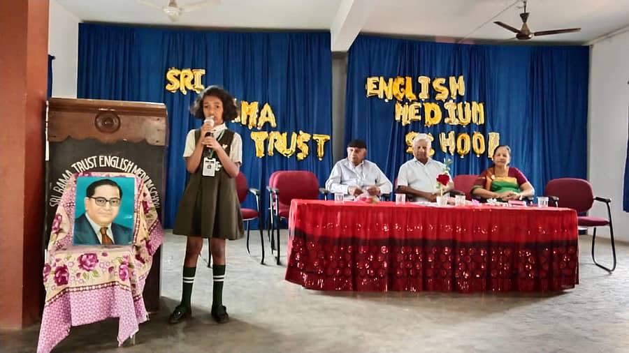 ಪೋಕ್ಲುವಿನ ಶ್ರೀ ರಾಮ ಟ್ರಸ್ಟ್ ವಿದ್ಯಾಸಂಸ್ಥೆಯಲ್ಲಿ ನಡೆದ ಕಾರ್ಯಕ್ರಮದಲ್ಲಿ ವಿದ್ಯಾರ್ಥಿನಿಯೊಬ್ಬಳು ಗಣರಾಜ್ಯೋತ್ಸವ ದಿನದ ಮಹತ್ವದ ಕುರಿತು ಮಾತನಾಡಿದಳು.