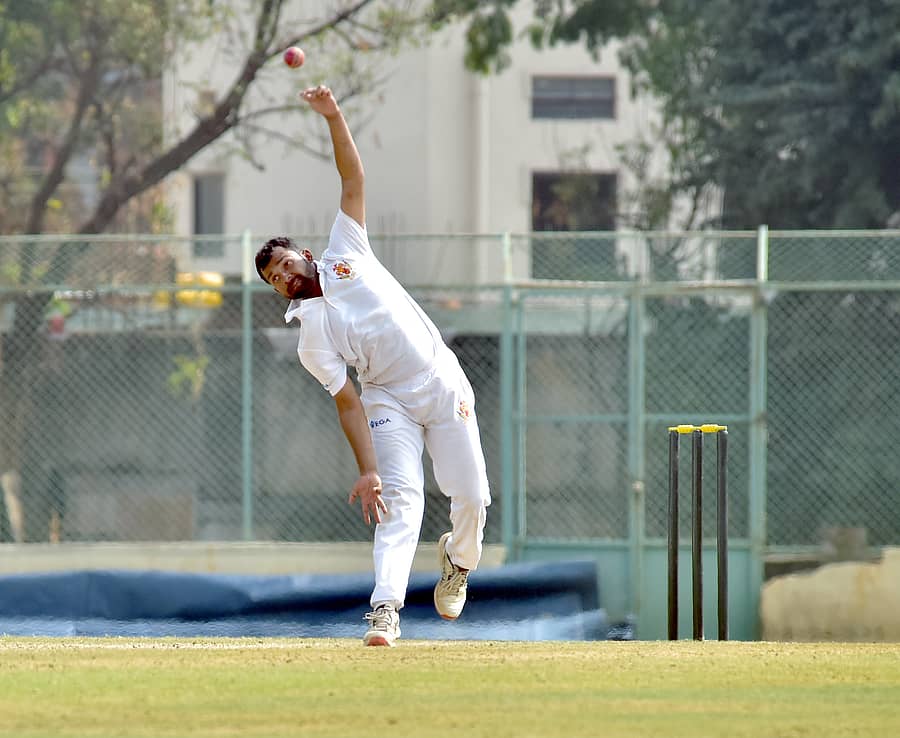 ಹುಬ್ಬಳ್ಳಿ ರಾಜನಗರದ ಕೆ.ಎಸ್.ಸಿ.ಎ ಕ್ರೀಡಾಂಗಣದಲ್ಲಿ ಸೋಮವಾರ ನಡೆದ ರಣಜಿ ಟ್ರೋಫಿ ಕ್ರಿಕೆಟ್ ಟೂರ್ನಿಯ ಪಂಜಾಬ್ ಎದುರಿನ ಪಂದ್ಯದಲ್ಲಿ 3 ವಿಕೆಟ್ ಪಡೆದ ಕರ್ನಾಟಕ ತಂಡದ ರೋಹಿತ ಕುಮಾರ್ ಅವರ ಬೌಲಿಂಗ್
-ಪ್ರಜಾವಾಣಿ ಚಿತ್ರ/ ಗೋವಿಂದರಾಜ ಜವಳಿ