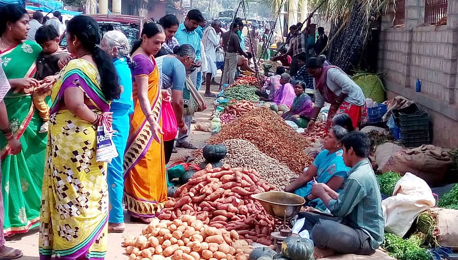 ಮಾಲೂರಿನ ಮಹಾರಾಜ ವೃತ್ತದ ಮುಖ್ಯ ರಸ್ತೆಯಲ್ಲಿ ಸಂಕ್ರಾಂತಿ ಹಬ್ಬದ ಪ್ರಯುಕ್ತ ಮಹಿಳೆಯರು ಭಾನುವಾರ ಆಚರಣೆಗೆ ಅಗತ್ಯವಿರುವ ವಸ್ತುಗಳನ್ನು ಖರೀದಿಸಿದರು