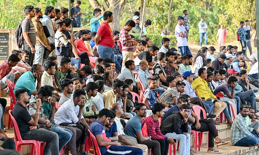 ಮೈಸೂರಿನ ಶ್ರೀಕಂಠದತ್ತ ನರಸಿಂಹರಾಜ ಒಡೆಯರ್ ಕ್ರೀಡಾಂಗಣದಲ್ಲಿ ಶುಕ್ರವಾರ ನಡೆದ ಕರ್ನಾಟಕ ಹಾಗೂ ಗೋವಾ ತಂಡಗಳ ನಡುವಿನ ಪಂದ್ಯ ವೀಕ್ಷಣೆಗೆ ಬಂದ ಪ್ರೇಕ್ಷಕರು
ಪ್ರಜಾವಾಣಿ ಚಿತ್ರ/ಅನೂಪ್ ರಾಘ.ಟಿ.
