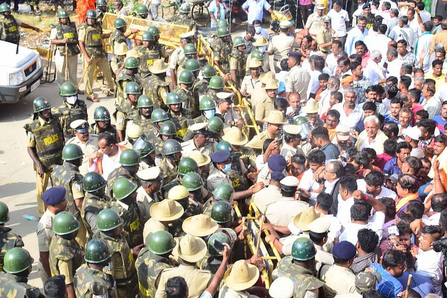 <div class="paragraphs"><p>ಧ್ವಜ ಇಳಿಸುವಾಗ ಪೊಲೀಸರು ಹಾಗೂ ಪ್ರತಿಭಟನಾಕಾರರ ನಡುವೆ ಮಾತಿನ ಚಕಮಕಿ ನಡೆಯಿತು</p></div>