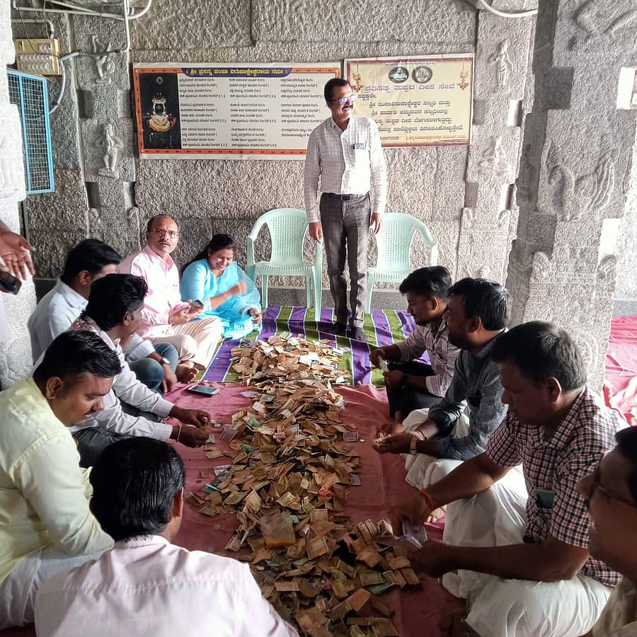 ಗಂಗಾವತಿ ನಗರದ ಹಿರೇಜಂತಕಲ್ ಸಮೀಪದ ಪಂಪಾ ವಿರೂಪಾಕ್ಷೇಶ್ವರ ದೇವಸ್ಥಾನದಲ್ಲಿ ತಹಶೀಲ್ದಾರ್ ಯು.ನಾಗರಾಜ ನೇತೃತ್ವದಲ್ಲಿ ಮಂಗಳವಾರ ಹುಂಡಿ ಹಣ ಎಣಿಕೆ ಮಾಡ ಲಾಯಿತು
