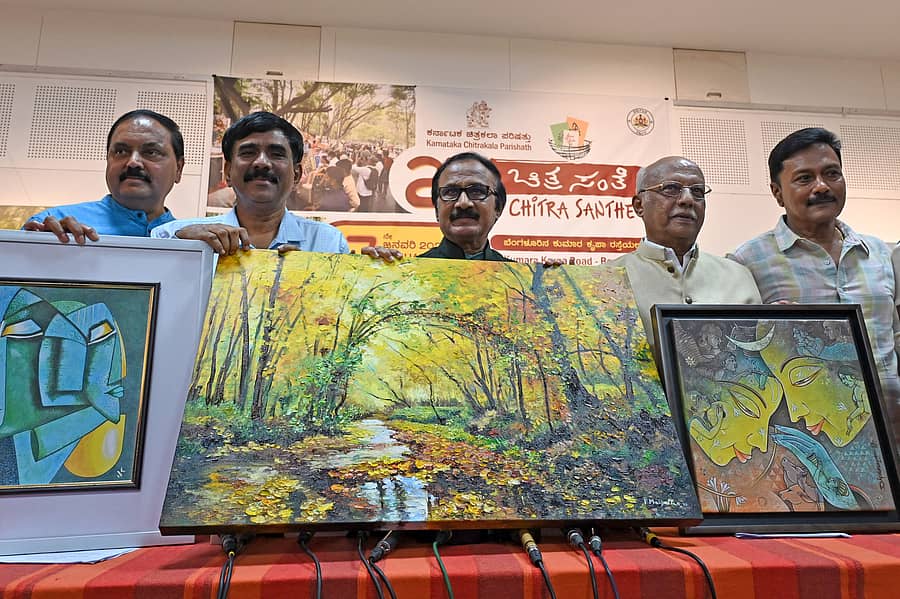 ಕರ್ನಾಟಕ ಚಿತ್ರಕಲಾ ಪರಿಷತ್ ಅಧ್ಯಕ್ಷ ಬಿ.ಎಲ್‌. ಶಂಕರ್ (ಎಡದಿಂದ ಮೂರನೆಯವರು) ಮತ್ತು ಪರಿಷತ್ತಿನ ಪದಾಧಿಕಾರಿಗಳು ಗಣ್ಯರ ಕಲಾಕೃತಿಗಳನ್ನು ಪ್ರದರ್ಶಿಸಿದರು
– ಪ್ರಜಾವಾಣಿ ಚಿತ್ರ