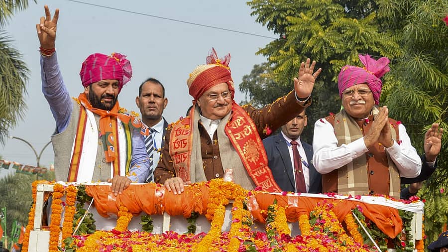 <div class="paragraphs"><p>ಹರಿಯಾಣದ ಪಂಚಕುಲಾದಲ್ಲಿ ಶನಿವಾರ ನಡೆದ ರೋಡ್ ಶೋನಲ್ಲಿ ಜೆ.ಪಿ.ನಡ್ಡಾ ಜನರತ್ತ ಕೈಬೀಸಿದರು. ಮುಖ್ಯಮಂತ್ರಿ ಮನೋಹರ ಲಾಲ್ ಇದ್ದಾರೆ.</p></div>