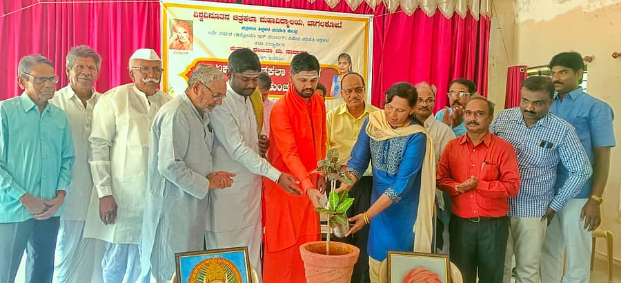 ಬೀಳಗಿಯ ರುದ್ರಗೌಡ ಪಾಟೀಲ ಪ್ರಥಮ ದರ್ಜೆ ಮಹಾವಿದ್ಯಾಲಯದಲ್ಲಿ ಏರ್ಪಡಿಸಿದ್ದ ಏಕ ವ್ಯಕ್ತಿ ಚಿತ್ರಕಲಾ ಪ್ರದರ್ಶನವನ್ನು ಗಣ್ಯರು ಉದ್ಘಾಟಿಸಿದರು