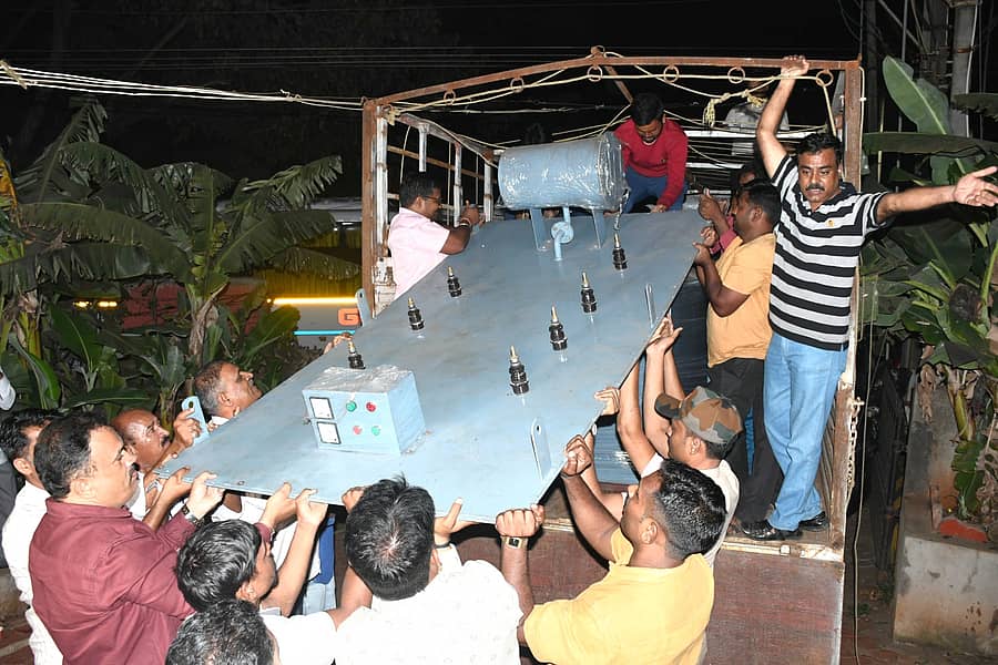 ಗೋವಾದಿಂದ ಟ್ರಾನ್ಸ್‌ಫಾರ್ಮರ್‌ ಮಾದರಿಯ ಬಾಕ್ಸಿನಲ್ಲಿ ಸಾಗಿಸುತ್ತಿದ್ದ ಅಕ್ರಮ ಮದ್ಯವನ್ನು ಬೆಳಗಾವಿ ತಾಲ್ಲೂಕಿನ ಹಿರೇಬಾಗೇವಾಡಿ ಬಳಿ ಅಬಕಾರಿ ಅಧಿಕಾರಿಗಳು ಮಂಗಳವಾರ ವಶಕ್ಕೆ ಪಡೆದರು / ಪ್ರಜಾವಾಣಿ ಚಿತ್ರ