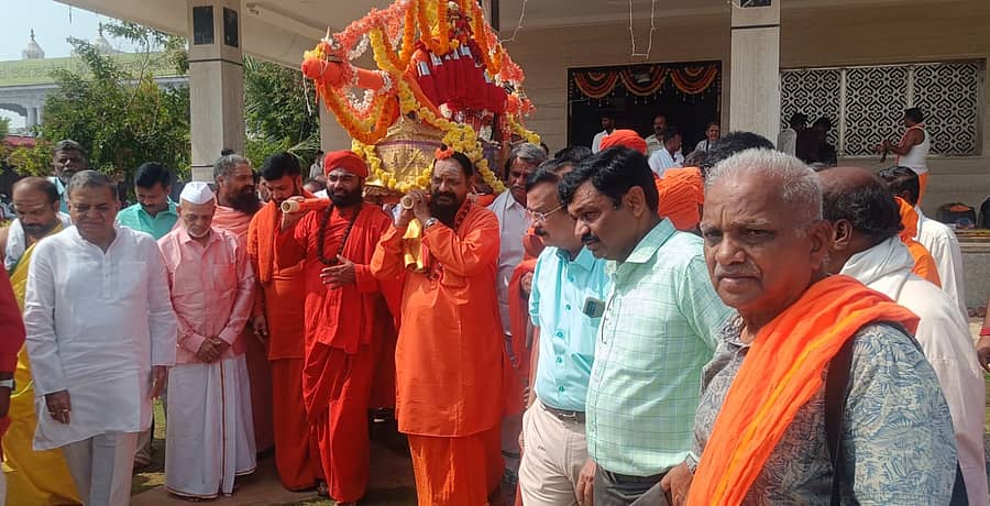 ಹರಿಹರ ತಾಲ್ಲೂಕಿನ ಹನಗವಾಡಿಯ ಪಂಚಮಸಾಲಿ ಗುರುಪೀಠದಲ್ಲಿ ಸೋಮವಾರ ಬರಗಾಲದ ಹಿನ್ನೆಲೆಯಲ್ಲಿ ಸರಳವಾಗಿ ಆಚರಿಸಲಾದ ಹರಜಾತ್ರೆಯ ಸಂದರ್ಭ ನಡೆದ ಅಕ್ಕಮಹಾದೇವಿ ವಚನಗಳ ಪಲ್ಲಕ್ಕಿ ಉತ್ಸವದಲ್ಲಿ ಬಿ.ಸಿ. ಉಮಾಪತಿ, ವಚನಾನಂದ ಸ್ವಾಮೀಜಿ, ಜಮಖಂಡಿ ಅಲಗೂರು ಗುರುಪೀಠದ ಶ್ರೀಗಳು ಹಾಗೂ ಸಮುದಾಯದ ಮುಖಂಡರು ಇದ್ದರು.