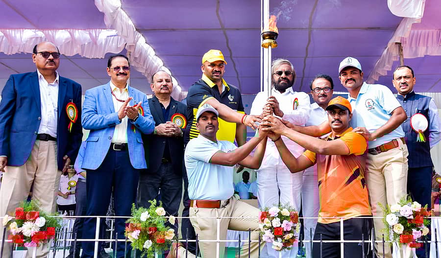 <div class="paragraphs"><p>ಕಲಬುರಗಿಯ ಚಂದ್ರಶೇಖರ ಪಾಟೀಲ ಕ್ರೀಡಾಂಗಣದಲ್ಲಿ ಆಯೋಜಿಸಿರುವ ರಾಜ್ಯ ಮಟ್ಟದ ಅರಣ್ಯ ಕ್ರೀಡಾಕೂಟದಲ್ಲಿ ಸಚಿವ ಈಶ್ವರ ಖಂಡ್ರೆ ಅವರು ವಾಲಿಬಾಲ್ ಕ್ರೀಡಾಪಟು ಪ್ರಜ್ವಲ್ ಗೌಡ ಅವರಿಂದ ಕ್ರೀಡಾ ಜ್ಯೋತಿ ಸ್ವೀಕರಿಸುವ ಮೂಲಕ ಗುರುವಾರ ಚಾಲನೆ ನೀಡಿದರು. </p></div>